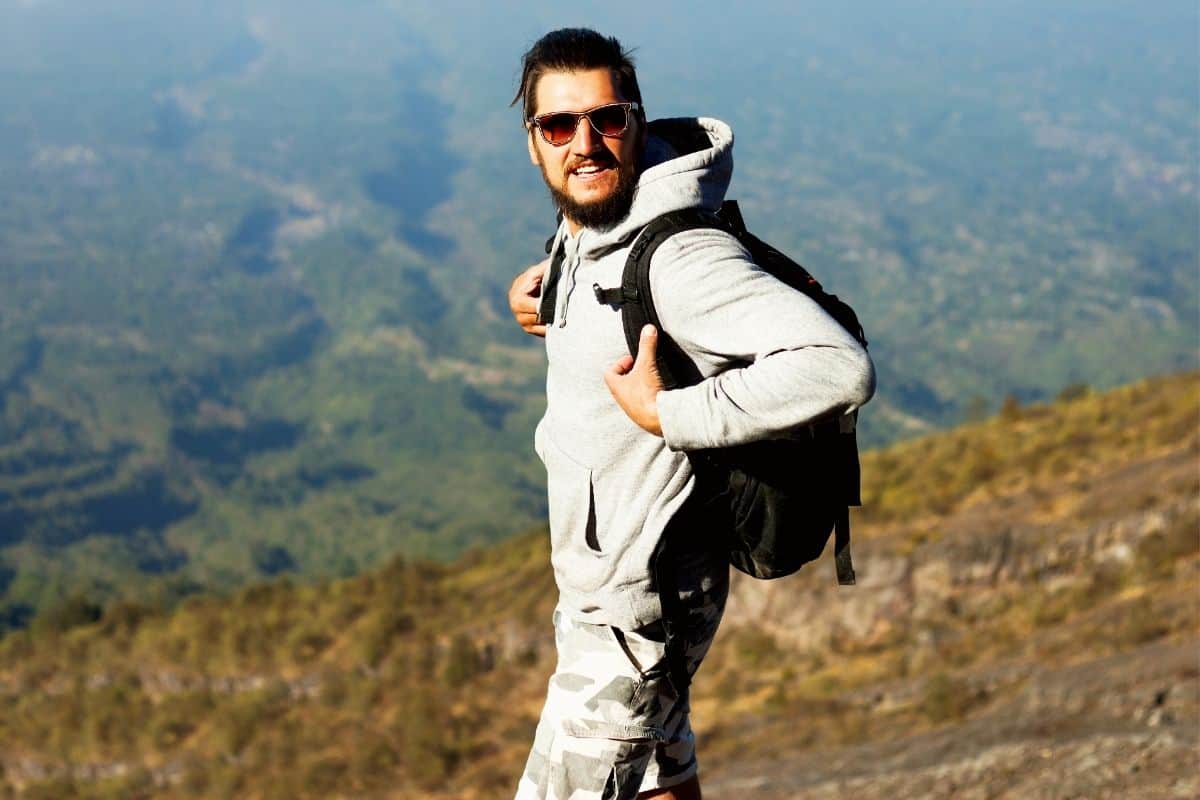 Человек с рюкзаком. Первое кругосветное путешествие фернана магеллана. Первое кругосветное путешествие магеллана в 1519–1522 гг. Колледж для путешественников. Сидящий турист фото.